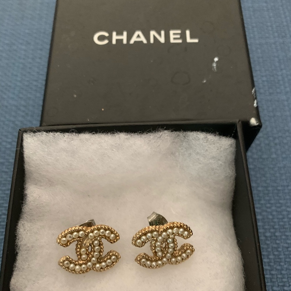 CHANEL 3/4” pearl CC earrings Guarantee Authentic